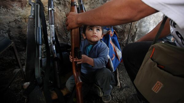 Ребенок держит оружие, Мексика