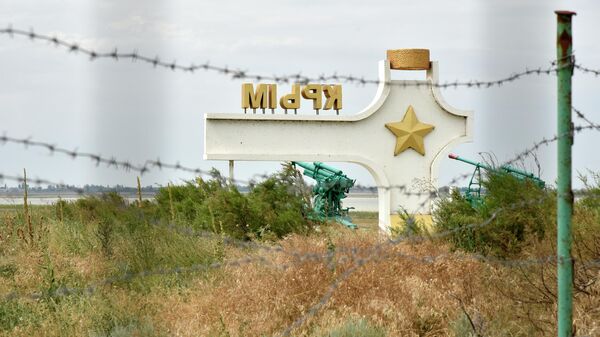 Стела с надписью Крым у пункта пропуска Джанкой на границе России и Украины