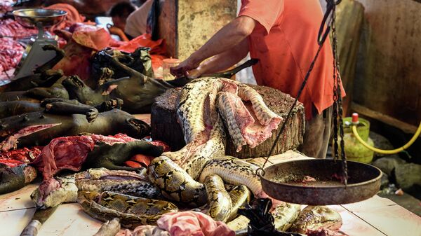 Мясо змеи на традиционном рынке в Индонезии