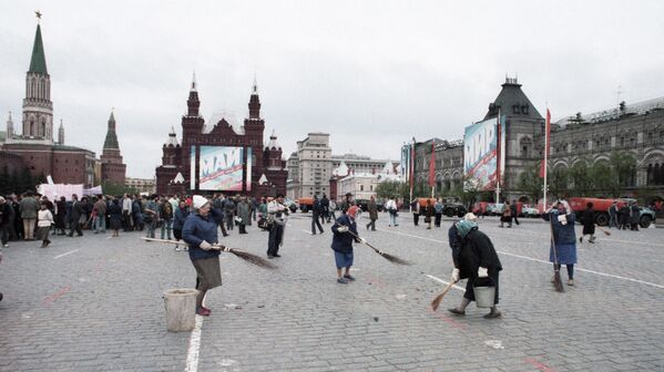Дворники подметают Красную площадь после первомайской демонстрации