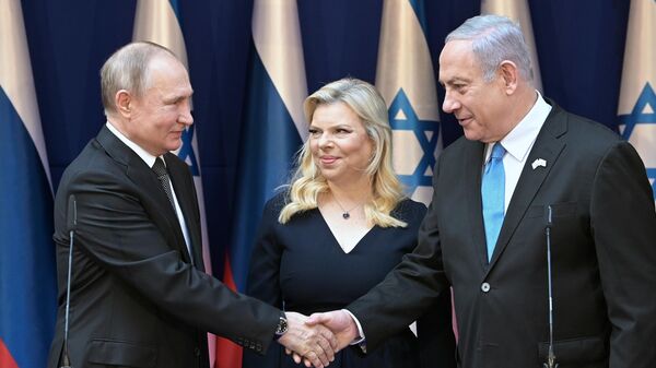 Президент РФ Владимир Путин и премьер-министр Израиля Биньямин Нетаньяху с супругой Сарой во время встречи в резиденции премьер-министра в Иерусалиме