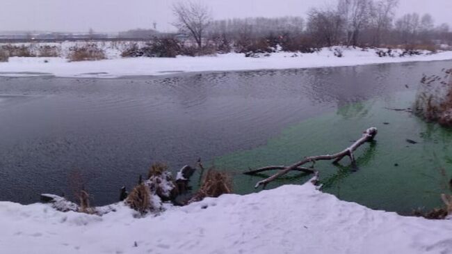 Вода в реке Миасс, окрашенная в зеленый цвет