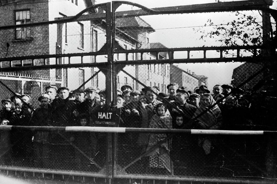 Узники Освенцима перед освобождением лагеря Советской Армией