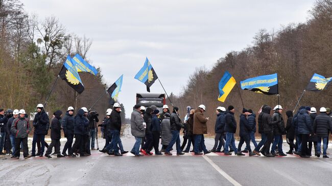 Участники акции протеста перекрыли движение на международной трассе Львов - Рава-Русская из-за длительной невыплаты заработной платы во Львовской области