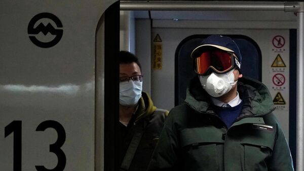 Люди в защитных масках в метро в Шанхае