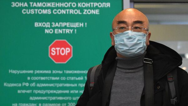 Пассажир в защитной маске в аэропорту Шереметьево