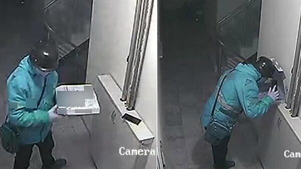 Стоп-кадр записи камеры видеонаблюдения, на которой работник службы доставки в Турции плюет в пиццу