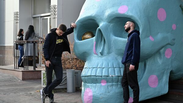 Инсталляция в виде черепа у уличного кафе в Киеве