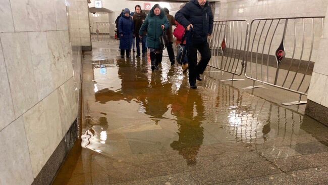 Подтопление перехода в метро со станции Пушкинской на Чеховскую