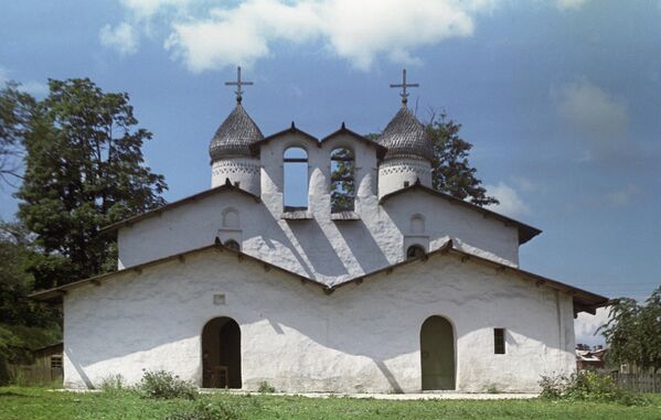 Церковь Покрова и Рождества Пресвятой Богородицы от Пролома в городе Псков