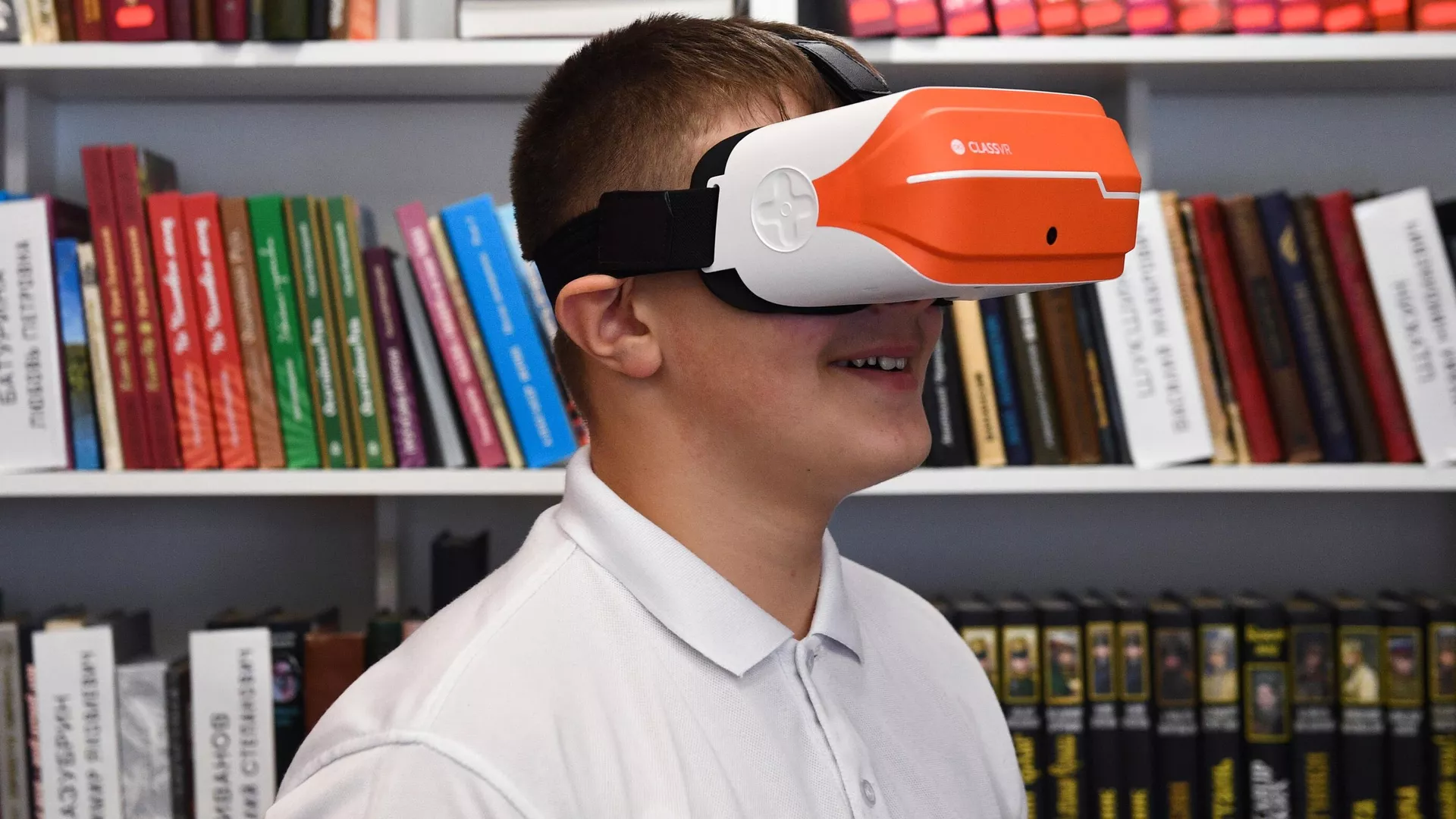 Школьник в VR-очках на открытии модернизированной модельной библиотеки им. А. Кухно в селе Криводановка Новосибирской области - РИА Новости, 1920, 18.11.2021