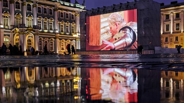 Видео-перформанс Любовь - высшая сила Яна Фабра на Дворцовой площади