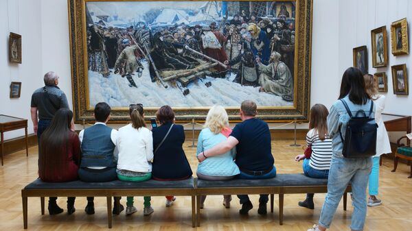 Иностранные туристы у картины Боярыня Морозова художника В. Сурикова в Третьяковской галерее