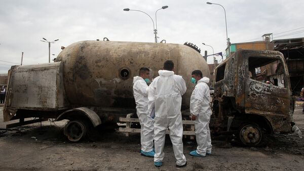 Следователи рядом с автоцистерной, перевозившейй газ, которая взорвалась в жилом районе в Лимы, Перу. 23 января 2020  