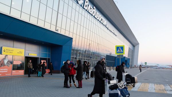 Пассажиры возле здания международного аэропорта Владивостока