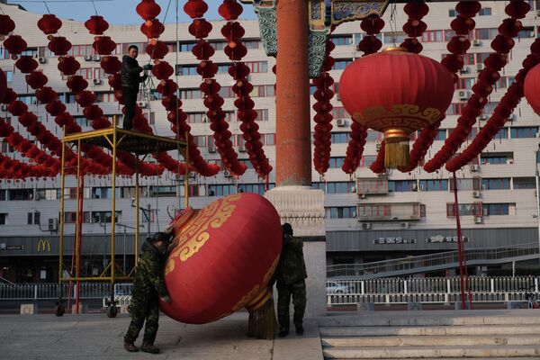 Рабочие демонтируют украшения в Пекине