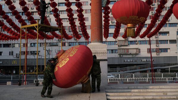 Рабочие демонтируют украшения в Пекине