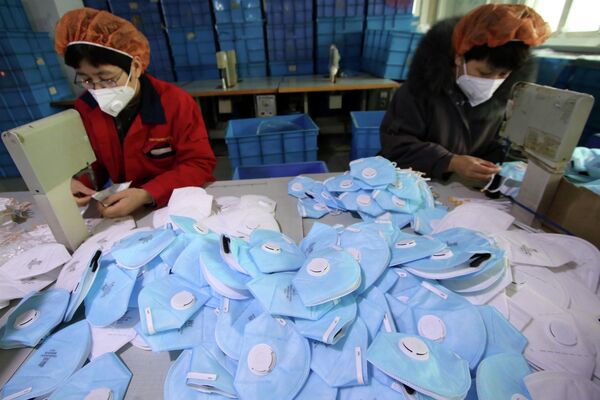 Производство защитных масок на фабрике в Ханьдане, провинция Хэбэй