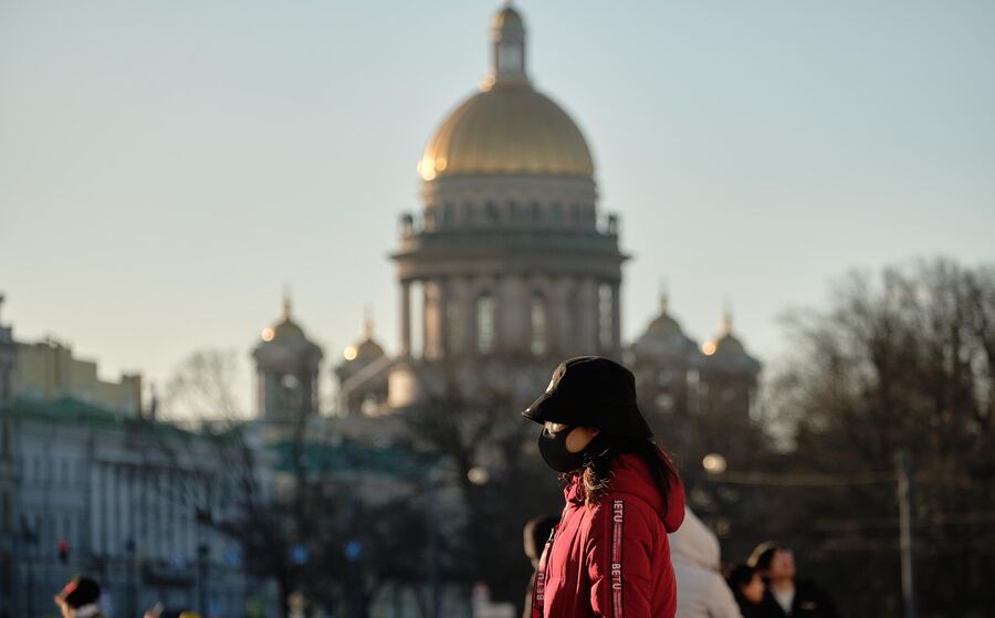 Китайская туристка на Дворцовой площади в Санкт-Петербурге
