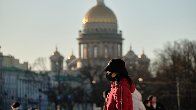 Китайская туристка на Дворцовой площади в Санкт-Петербурге