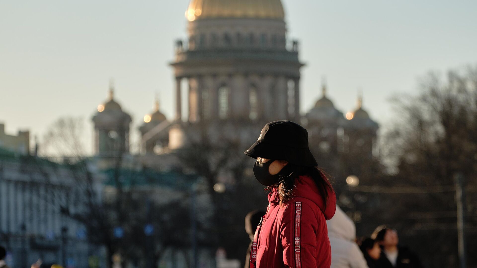 Китайская туристка на Дворцовой площади в Санкт-Петербурге - РИА Новости, 1920, 18.05.2023