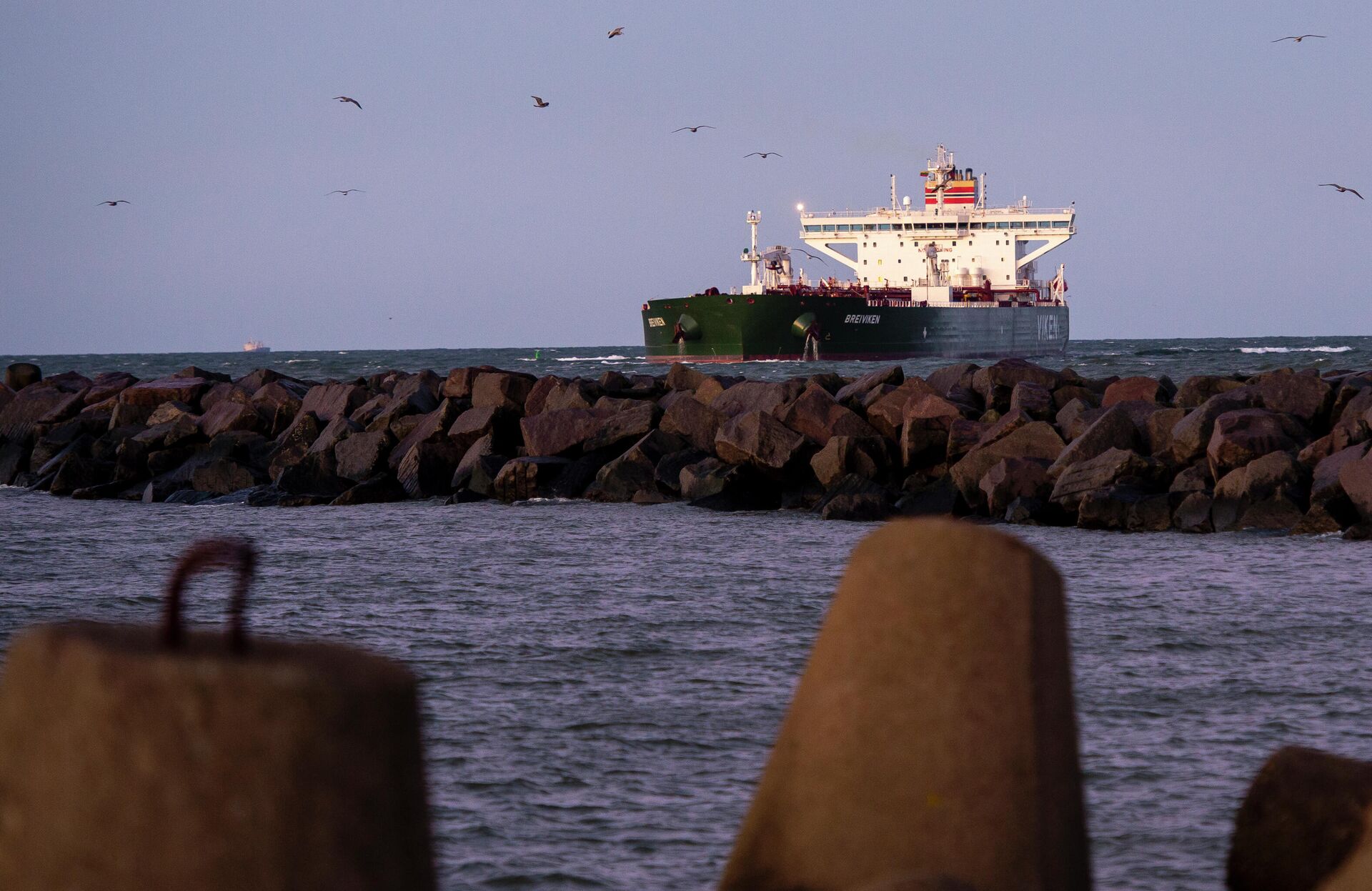 Норвежский нефтяной танкер Breiviken проходит через морской порт Клайпеды Норвежский нефтяной танкер Breiviken проходит через морской порт Клайпеды - РИА Новости, 1920, 15.07.2025
