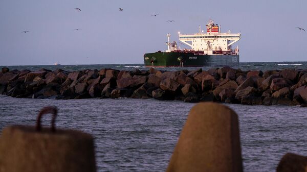 Норвежский нефтяной танкер Breiviken проходит через морской порт Клайпеды