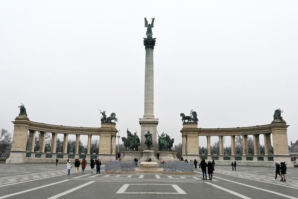 Площадь Героев в Будапеште. В центре Архангел Гавриил на вершине колонны монумента Тысячелетия