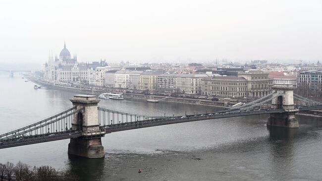 Вид на цепной мост Сечени и восточную часть города Пешт в Будапеште. Архивное фото