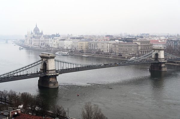 Вид на цепной мост Сечени и восточную часть города Пешт в Будапеште