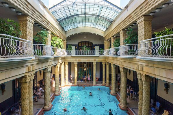 Знаменитая термальная баня Геллерт в Будапеште, Венгрия