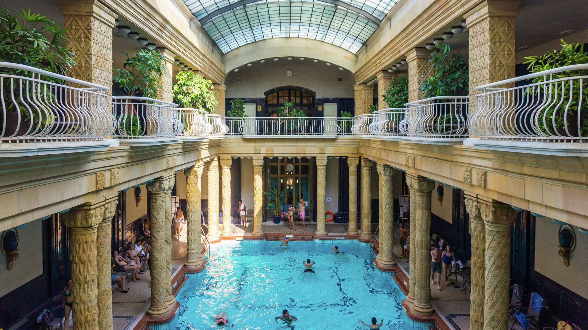 Знаменитая термальная баня Геллерт в Будапеште, Венгрия - РИА Новости, 1920, 12.04.2023