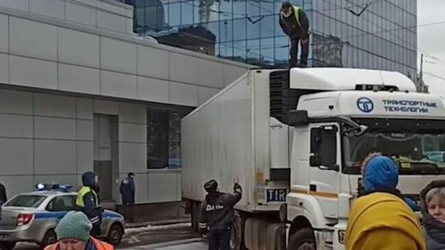 Водитель фуры в Москве перекрыл движение