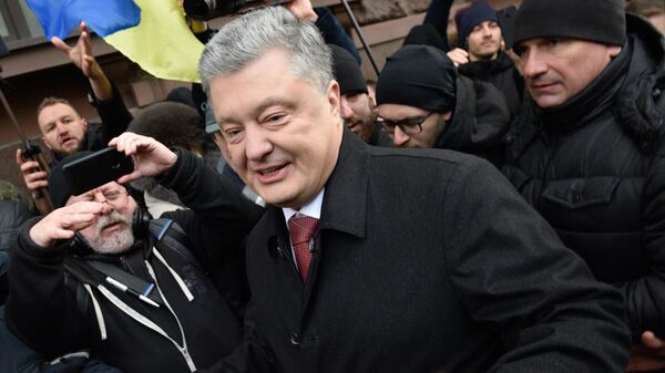 Экс-президент Украины Петр Порошенко у здания Государственного бюро расследований в Киеве. 24 января 2020