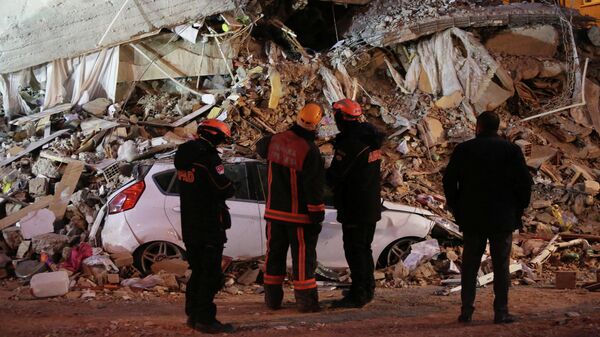Спасатели у разрушенного в результате землетрясения здания на востоке Турции. 25 января 2020