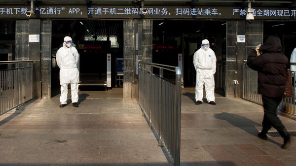 Пункт контроля состояния здоровья пассажиров на железнодорожном вокзале в Пекине. 25 января 2020