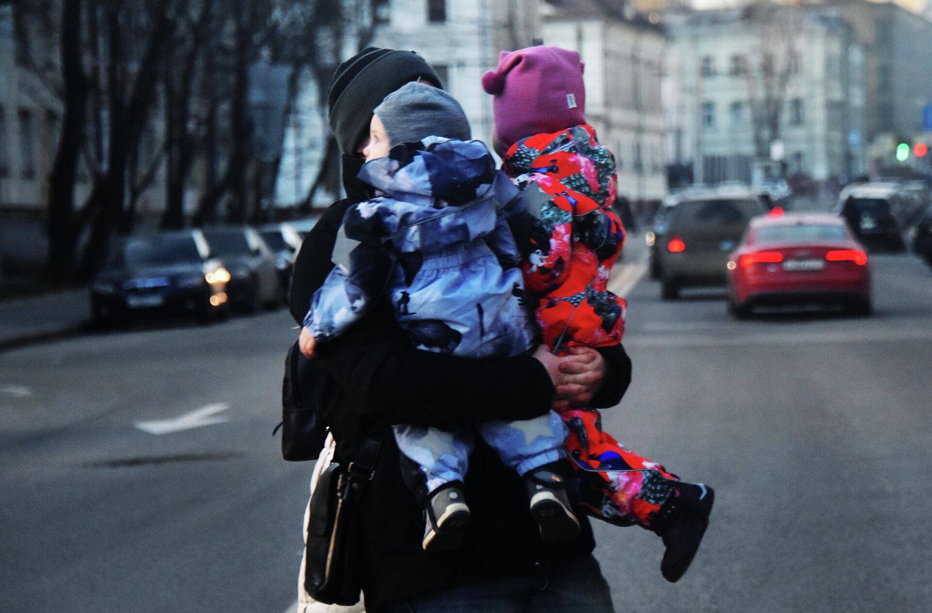 Женщина с двумя детьми на руках переходит дорогу - РИА Новости, 1920, 08.02.2023