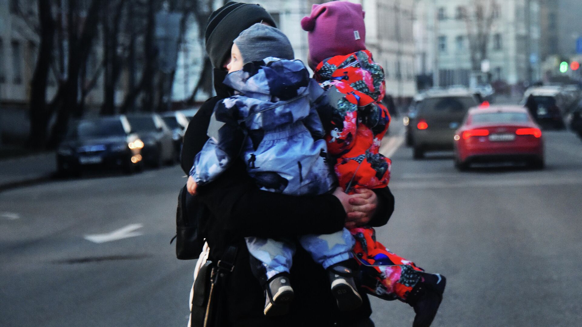 Женщина с двумя детьми на руках переходит дорогу - РИА Новости, 1920, 20.02.2020