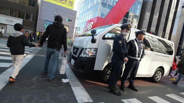 Сотрудники полиции на улице Токио, Япония