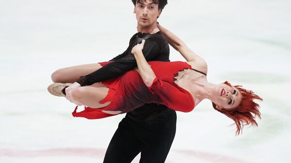 Тиффани Загорски и Джонатан Гурейро (Россия) выступают с произвольной программой в танцах на льду на чемпионате Европы по фигурному катанию.