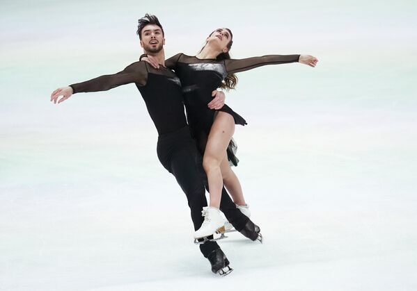Габриэлла Пападакис и Гийом Сизерон (Франция) выступают с произвольной программой в танцах на льду на чемпионате Европы по фигурному катанию.