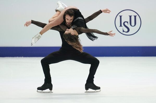 Габриэлла Пападакис и Гийом Сизерон (Франция) выступают с произвольной программой в танцах на льду на чемпионате Европы по фигурному катанию.