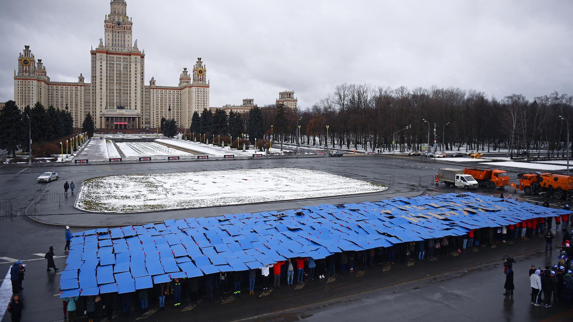 Участники флешмоба Зачетка, проходящего в рамках празднования российского студенчества, на Университетской площади перед главным зданием МГУ - РИА Новости, 1920, 25.01.2020