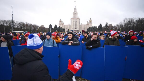 Участники флешмоба Зачетка, проходящего в рамках празднования российского студенчества, на Университетской площади перед главным зданием МГУ