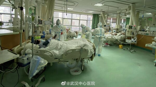 Фотографии из центральной больницы города Ухань, где показан медицинский персонал, обслуживающий пациентов