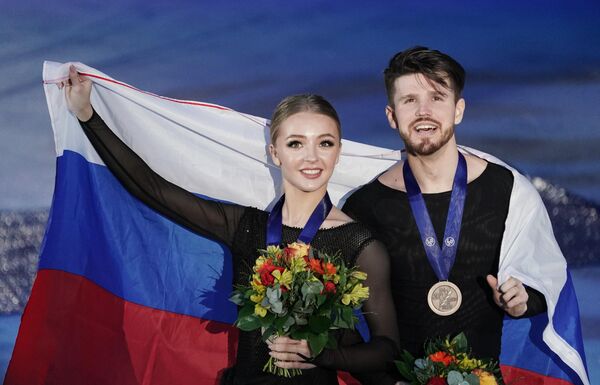Александра Степанова и Иван Букин (Россия), завоевавшие бронзовые медали в танцах на льду чемпионата Европы по фигурному катанию, на церемонии награждения.