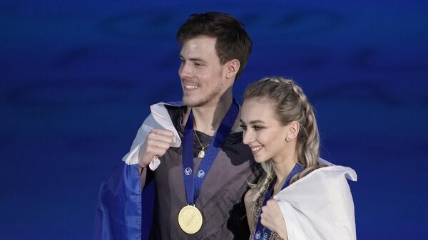 Виктория Синицина и Никита Кацалапов (Россия), завоевавшие золотые медали в танцах на льду чемпионата Европы по фигурному катанию, на церемонии награждения.