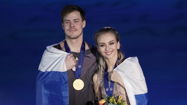 Виктория Синицина и Никита Кацалапов (Россия), завоевавшие золотые медали в танцах на льду чемпионата Европы по фигурному катанию, на церемонии награждения.