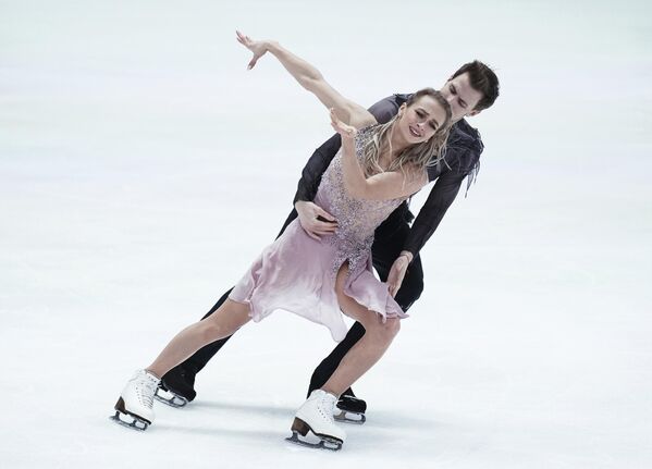 Виктория Синицина и Никита Кацалапов (Россия) выступают с произвольной программой в танцах на льду на чемпионате Европы по фигурному катанию.