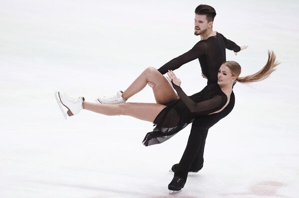 Александра Степанова и Иван Букин (Россия) выступают с произвольной программой в танцах на льду на чемпионате Европы по фигурному катанию.